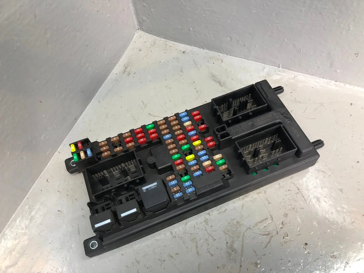 Fuse Box Body Control Module 2.7 Tdv6 Yqe500350 Range Rover Sport Discovery 3 2
