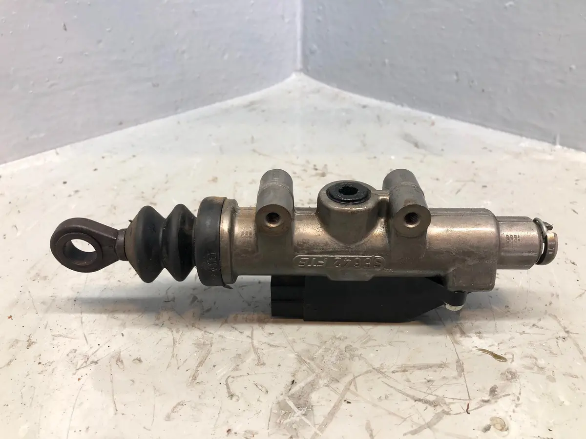 Discovery 3 Clutch Master Cylinder Stc500041 Manual Land Rover K17026 1