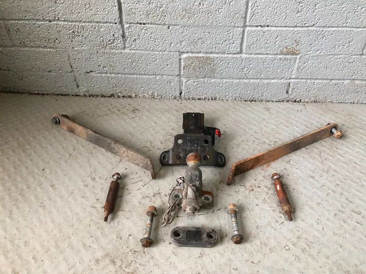 Discovery  4 Tow Bar Land Rover Fixed With Bolts 2009 To 2016 L17036 1