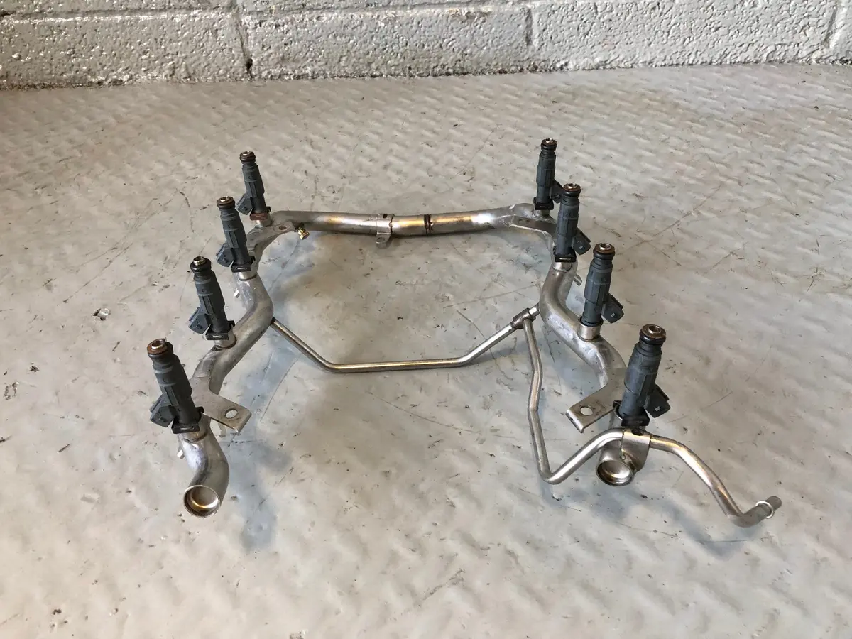 Range Rover L322 Fuel Injector Rail And Injectors 4.4 V8 Petrol 2002 To 2006 1