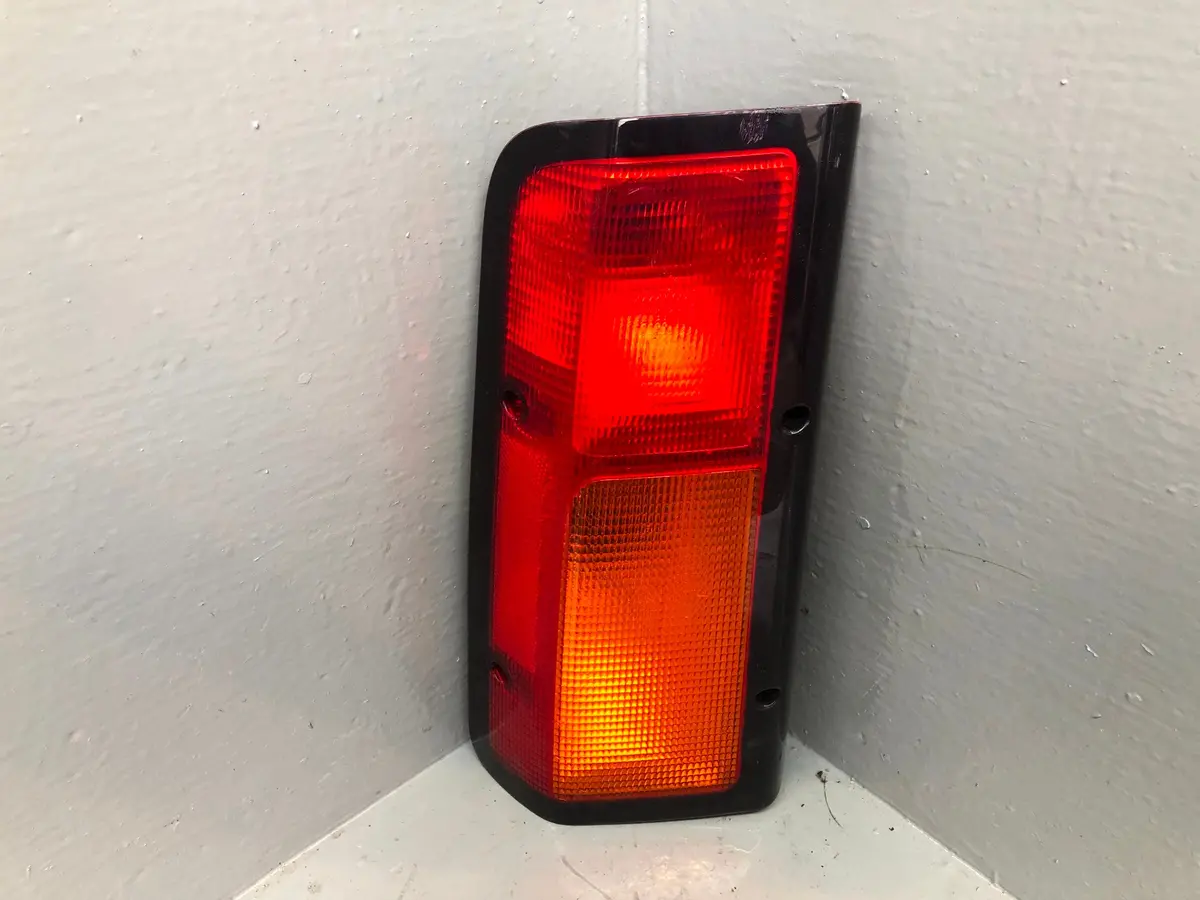 Discovery 2 Rear Light Upper Facelift Near Side Land Rover 2002 To 2004 R19026 1