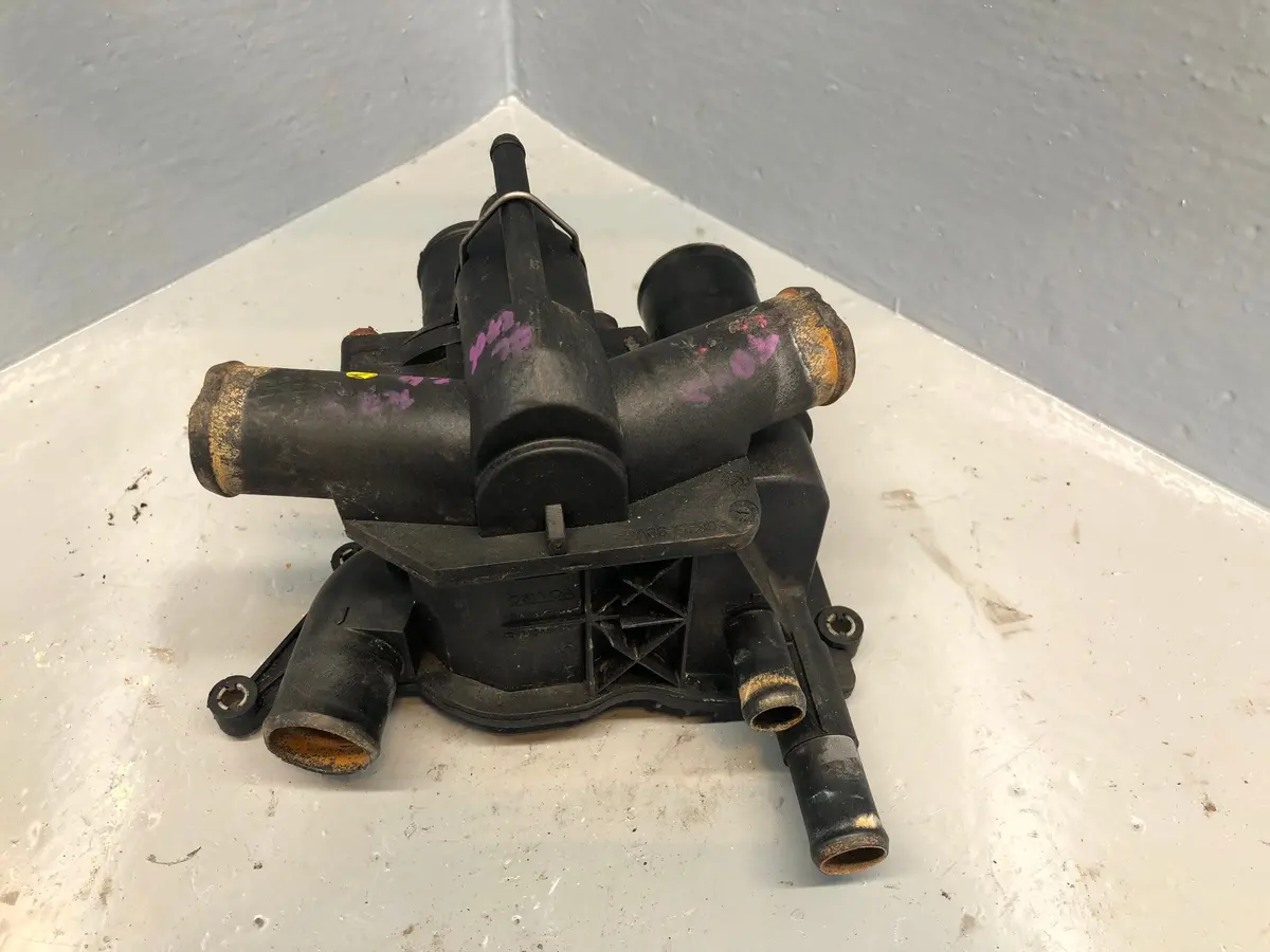 Range Rover Sport Thermostat Housing L322 L320 3.6 Tdv8 6H4q-8A586-Dc Lr004318 1
