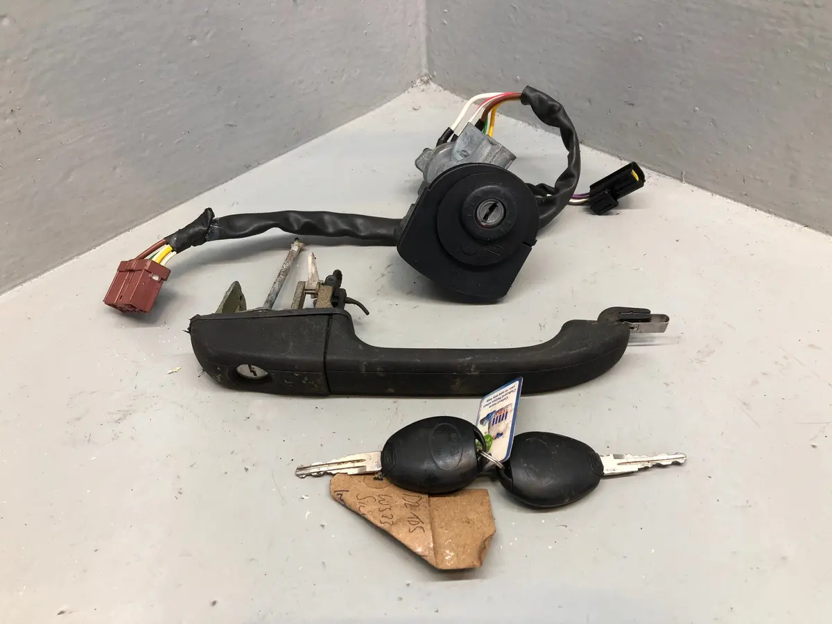 Discovery 2 Ignition Barrel Key And Door Handle Land Rover 1998 To 2004 R28105 1