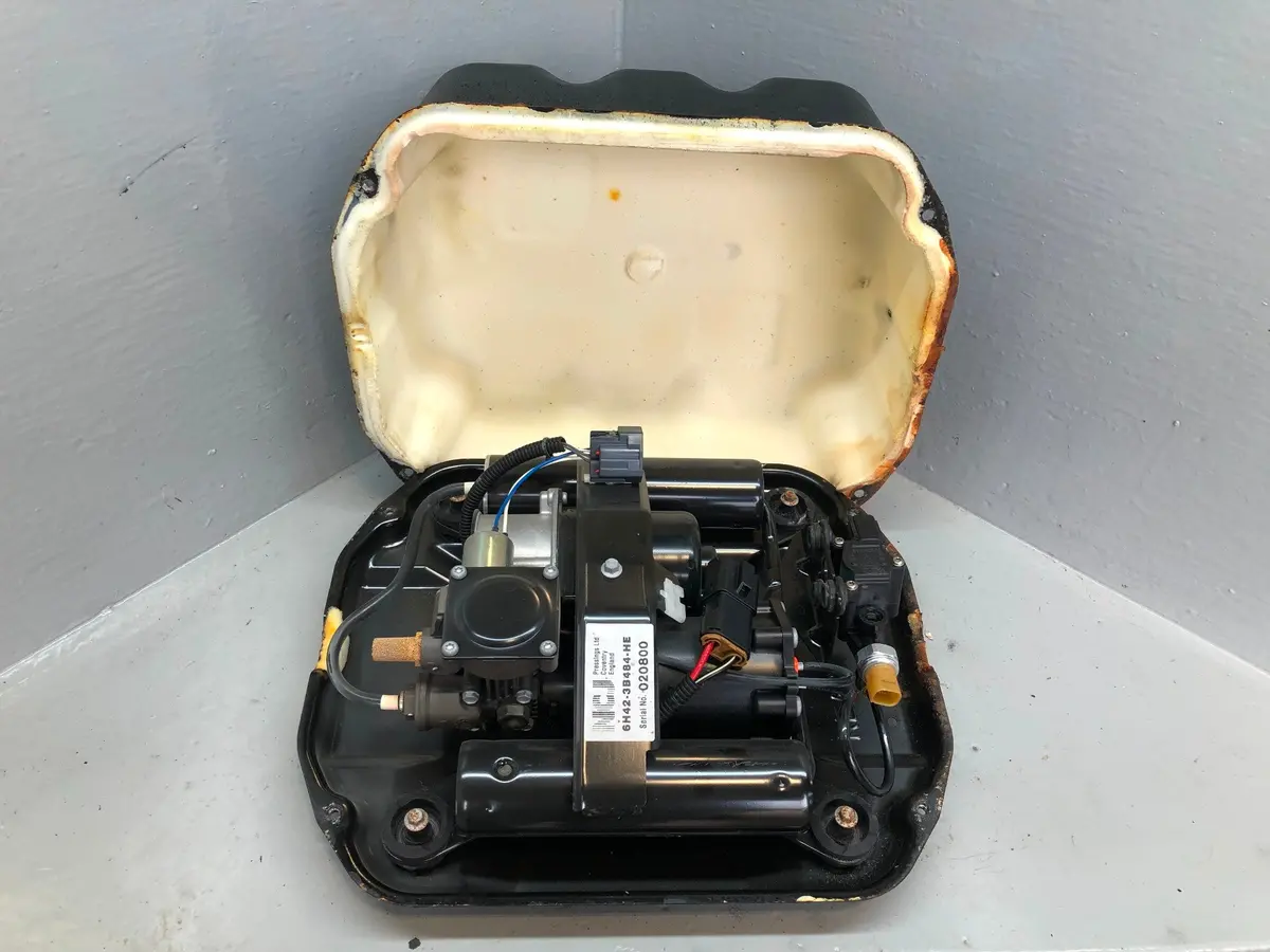Range Rover L322 Air Suspension Compressor Pump Hitachi Rqu500302 L24026 1