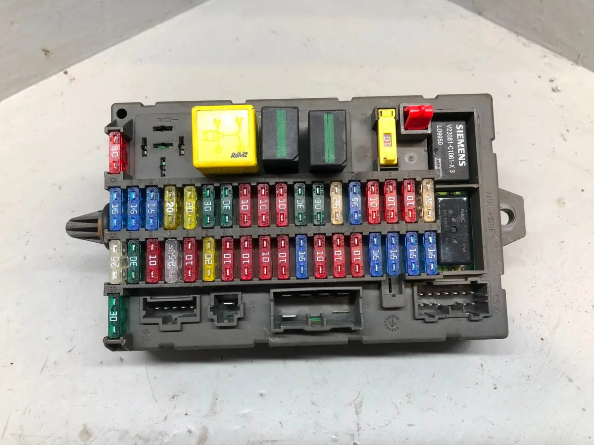 Discovery 2 Fuse Box Under Dash Yqe003830 Land Rover 1998 To 2004 1