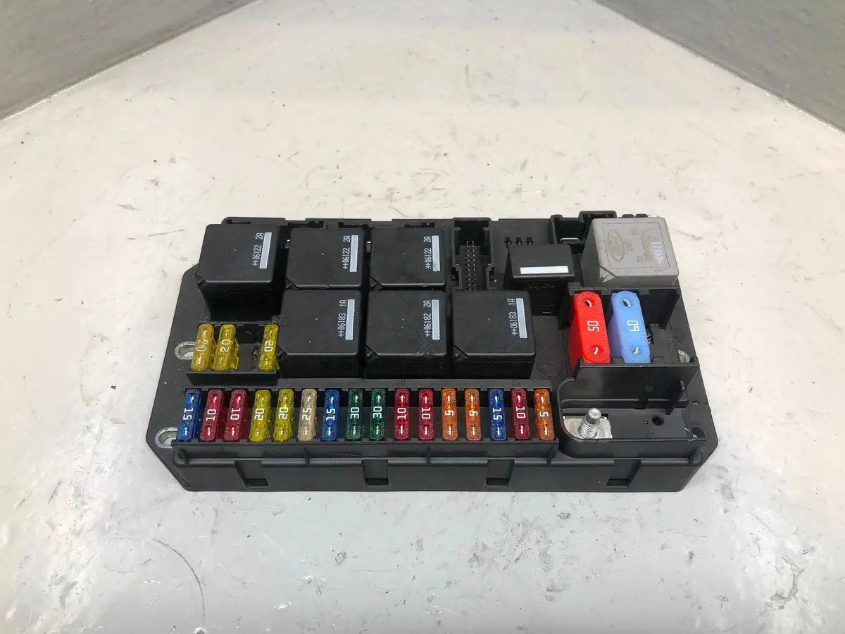 Range Rover L322 Fuse Box Rear Boot Yqe500340 V8 Or Td6 2002 To 2009 1
