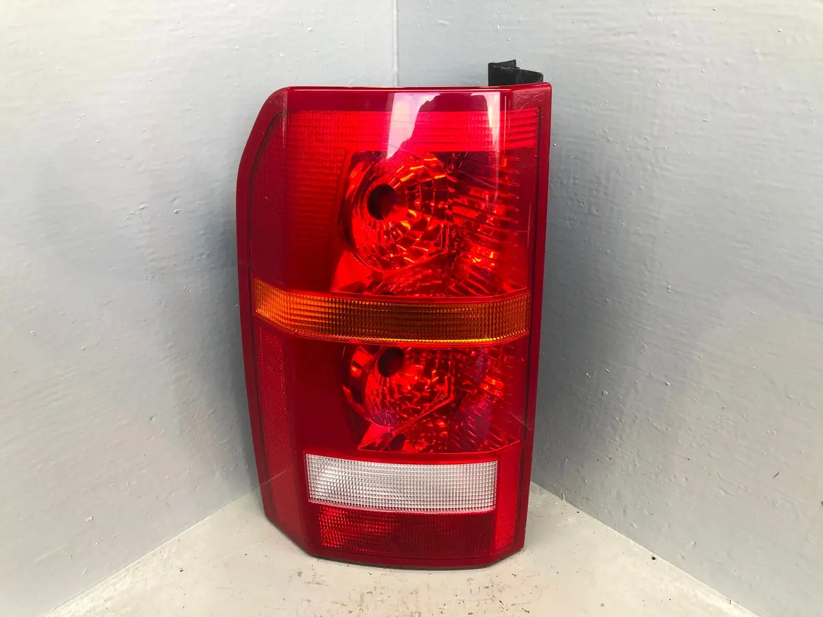 Discovery 3 Tail Light Cluster Near Side Rear Xfb000573 2004 To 2009 D26036 1