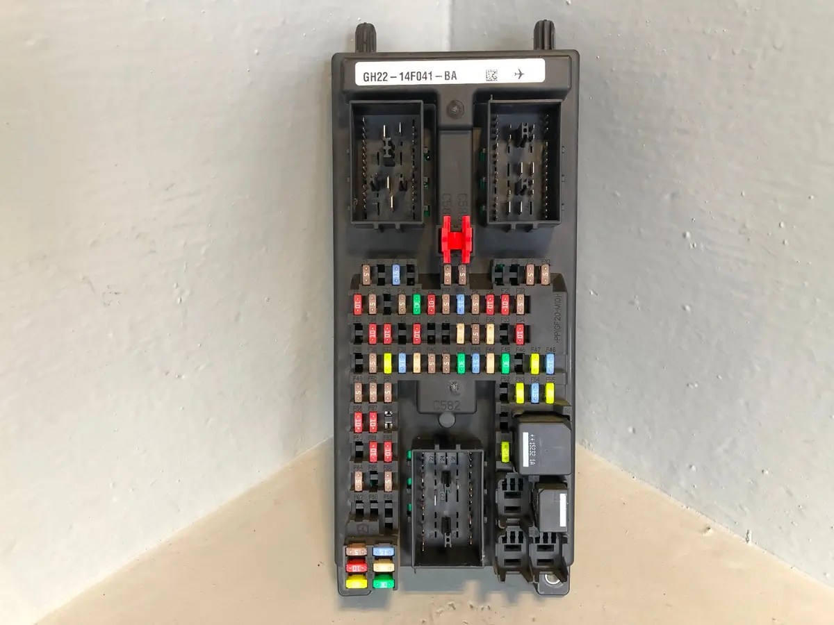 Discovery 4 Fuse Box Body Control Module 3.0 Tdv6 Gh22-14F041-Ba Land Rover 1