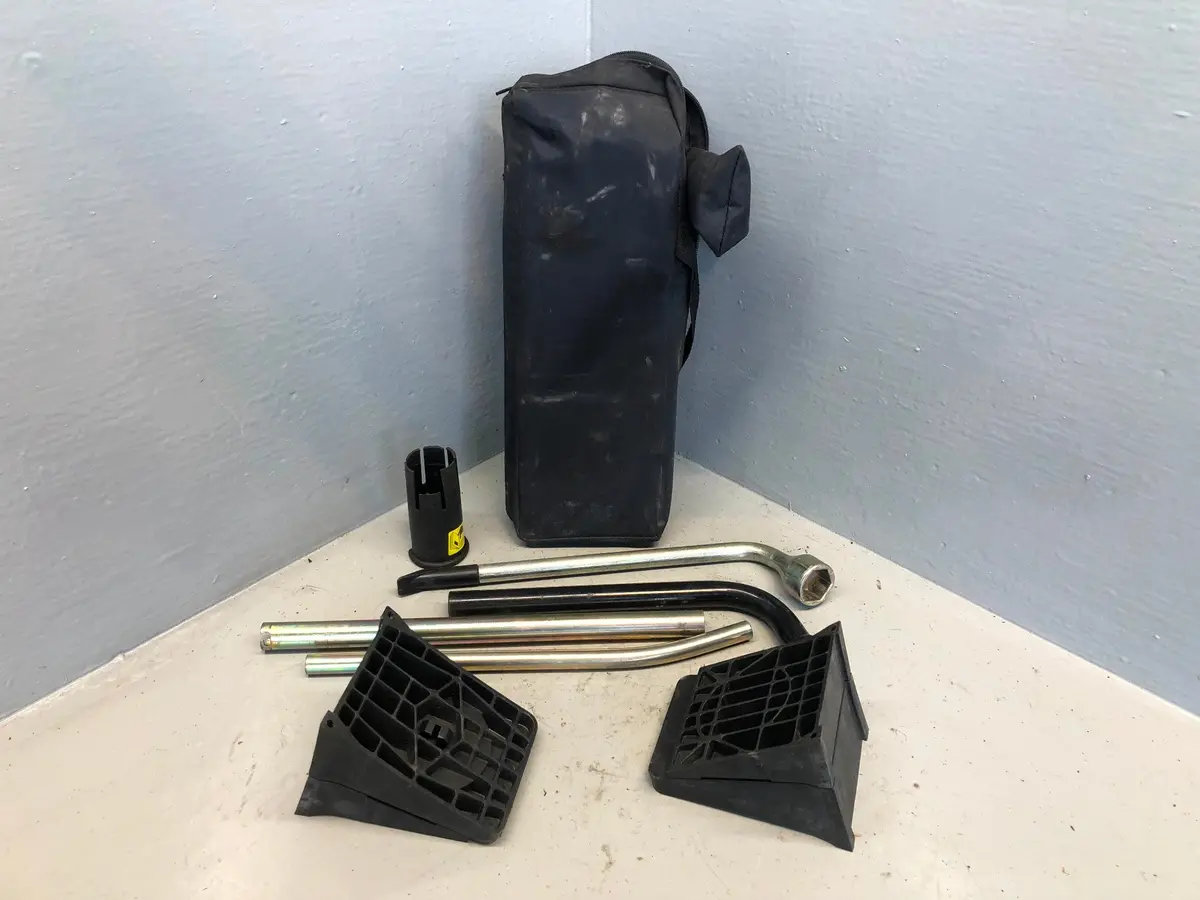Discovery 2 Tool Kit Bag With Wheel Brace Chocks Land Rover 1998 To 2004 R18125 1