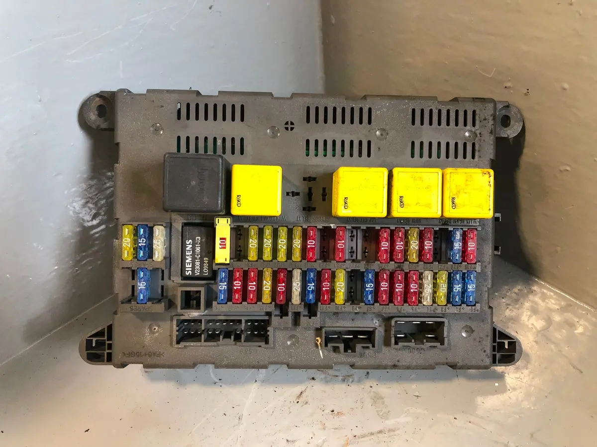 Freelander 1 Fuse Box Internal Under Dash Yqe102930 1998 To 2001 Land Rover 1