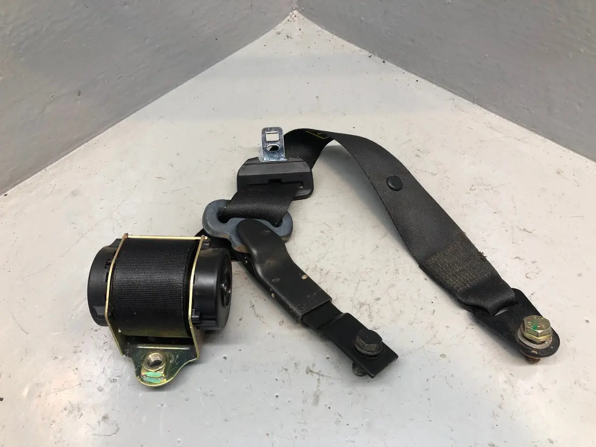 Discovery 2 Seat Belt Off Side Rear 2Nd Middle Row Black Land Rover 1998 To 2004 1