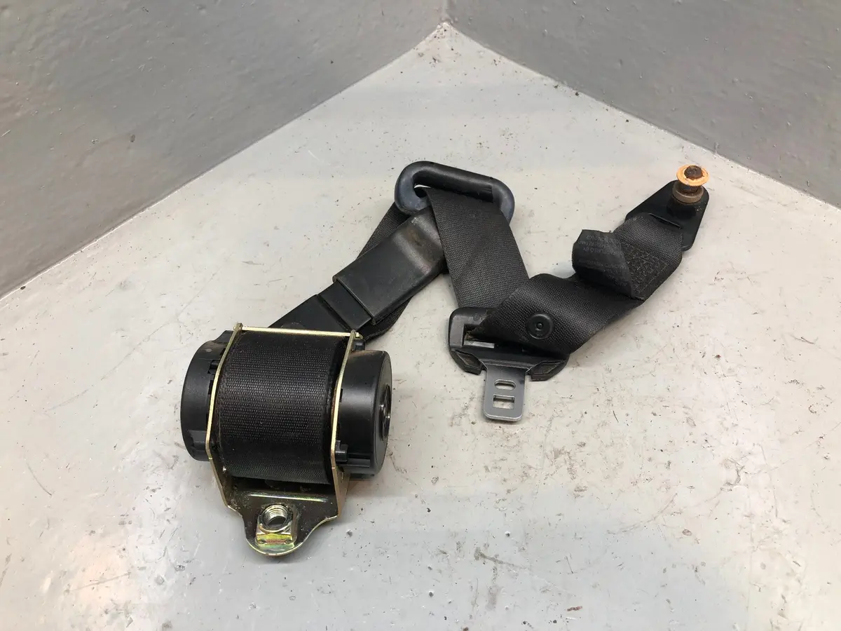 Discovery 2 Seat Belt Near Side Rear Middle Row Black Land Rover 1998 To 2004 1