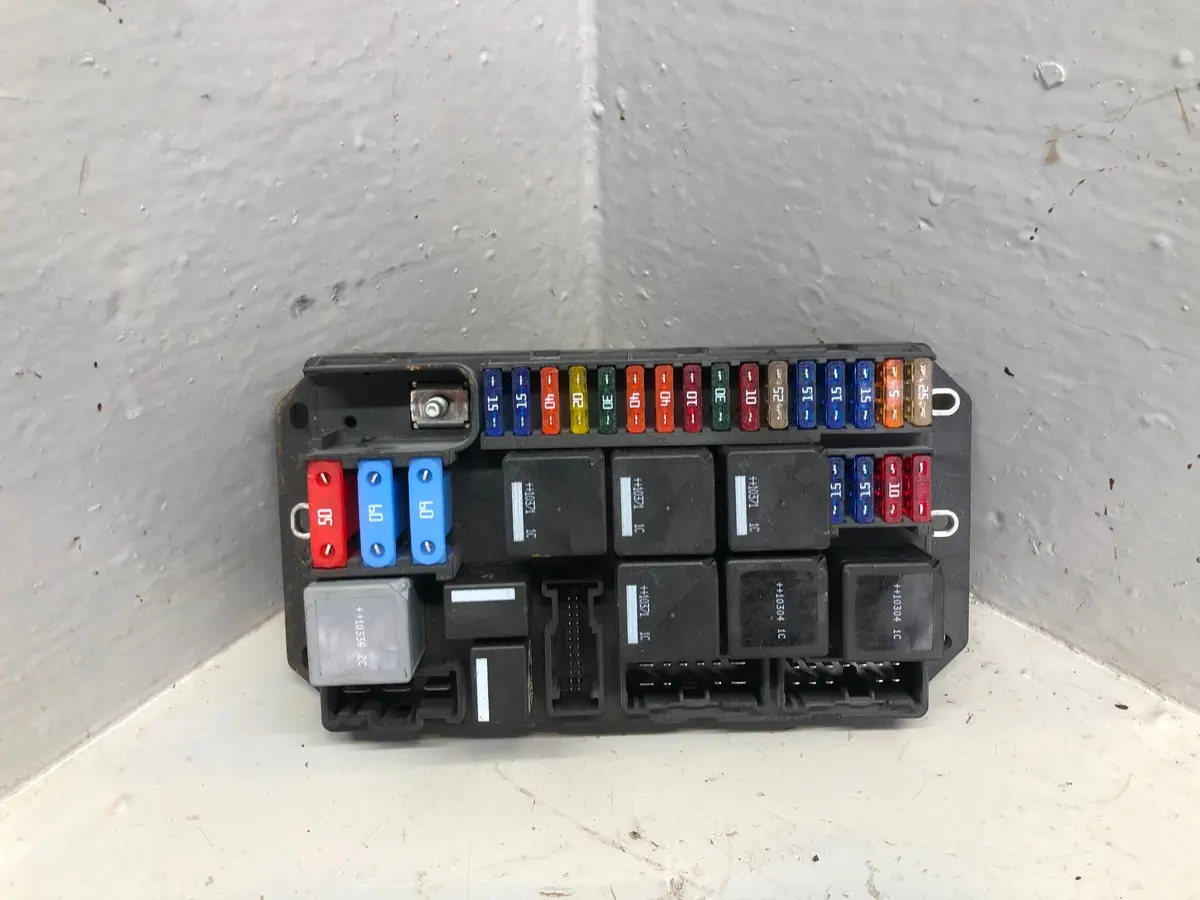 Range Rover L322 Fuse Box Engine Bay 4.4 Tdv8 Ah42-14A073-Ab 2009 To 2013 1