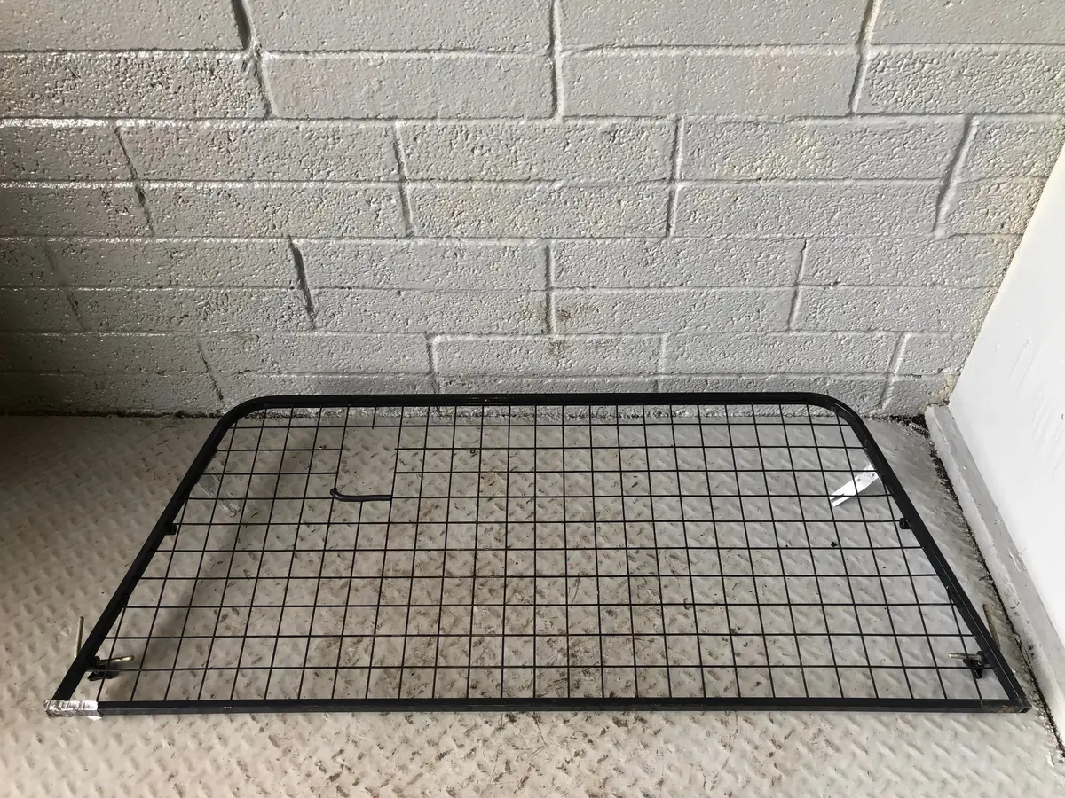 Discovery 2 Dog Guard Cage In Black Land Rover 1998 To 2004 L06085 1