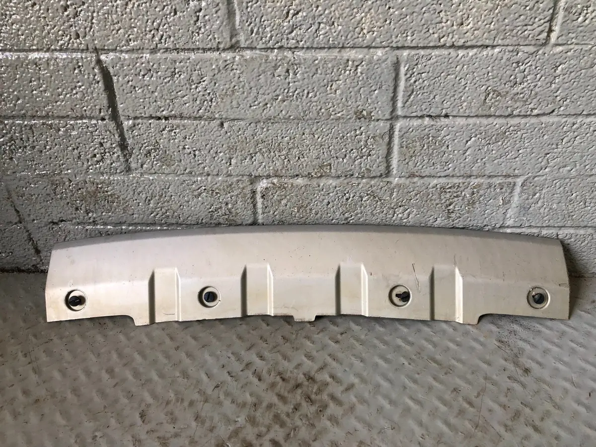 Discovery 4 Front Bumper Tow Eye Cover Silver Eh22-17K950-Ba Land Rover K19085 1