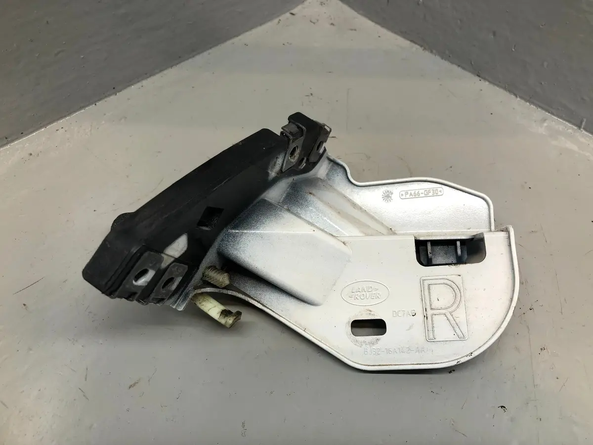 Range Rover Evoque Wing Mount Bracket Off Side Bj32-16A142-Aa White L538 1