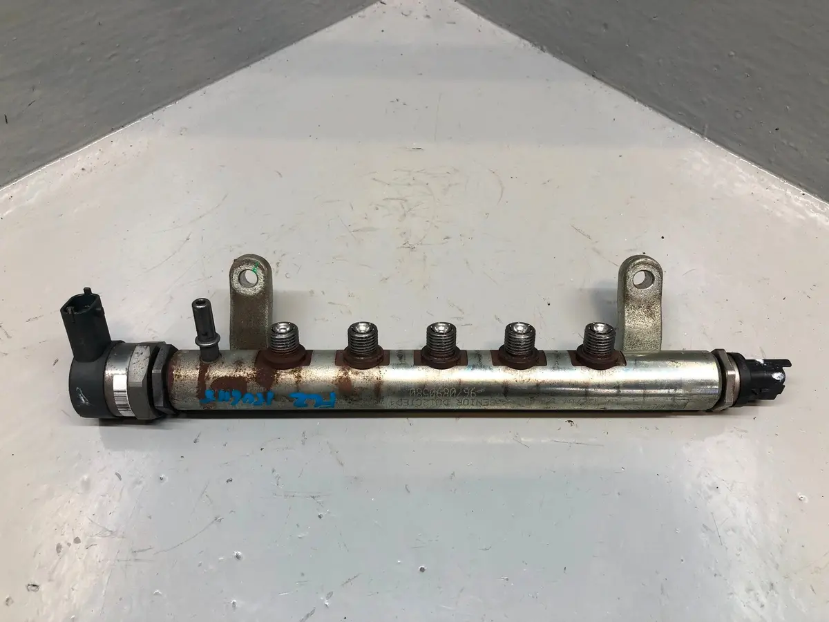 Freelander 2 Fuel Rail And Pressure Sensor 2.2 Td4 9671002980 Land Rover 1