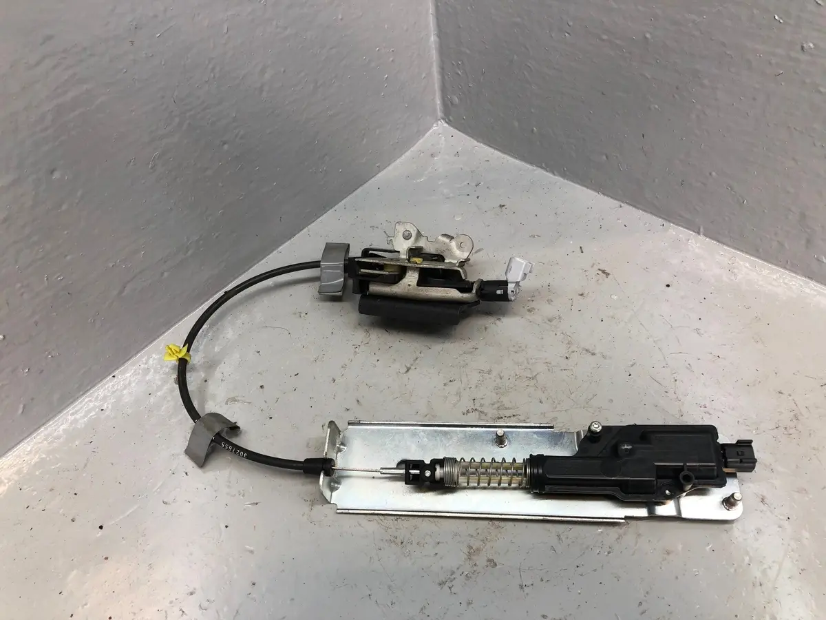 Discovery 3 Upper Tailgate Lock Actuator Solenoid Land Rover Fug500010 K05036 1