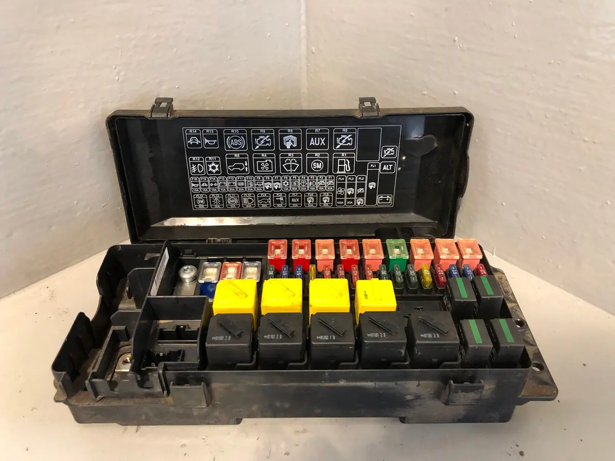 Discovery 2 Fuse Box And Cover Engine Bay Yqe000300 Land Rover L06085 1