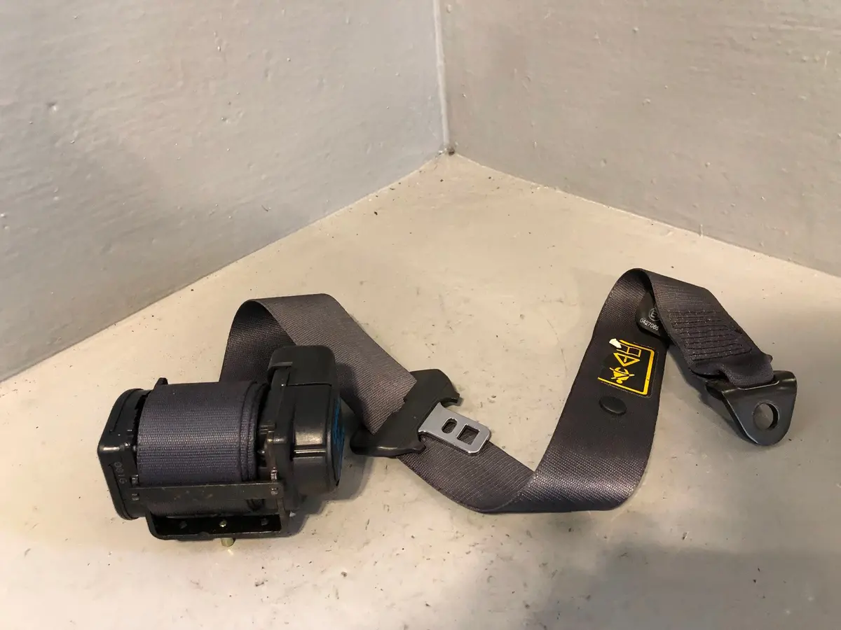 Discovery 2 Seat Belt Centre Rear In Grey Land Rover 1998 To 2002 1