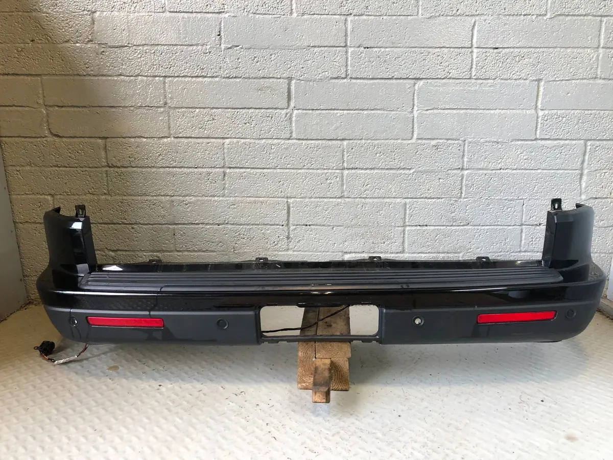 Discovery 4 Rear Bumper With Reflectors Santorini Black Land Rover K30095 1