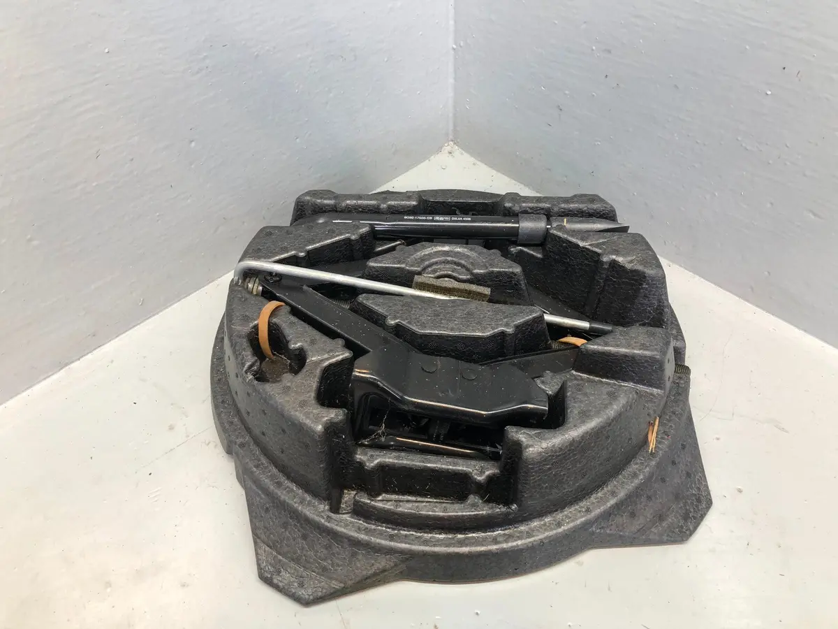 Freelander 2 Scissor Jack With Handle In Housing Brace Land Rover R21105 2