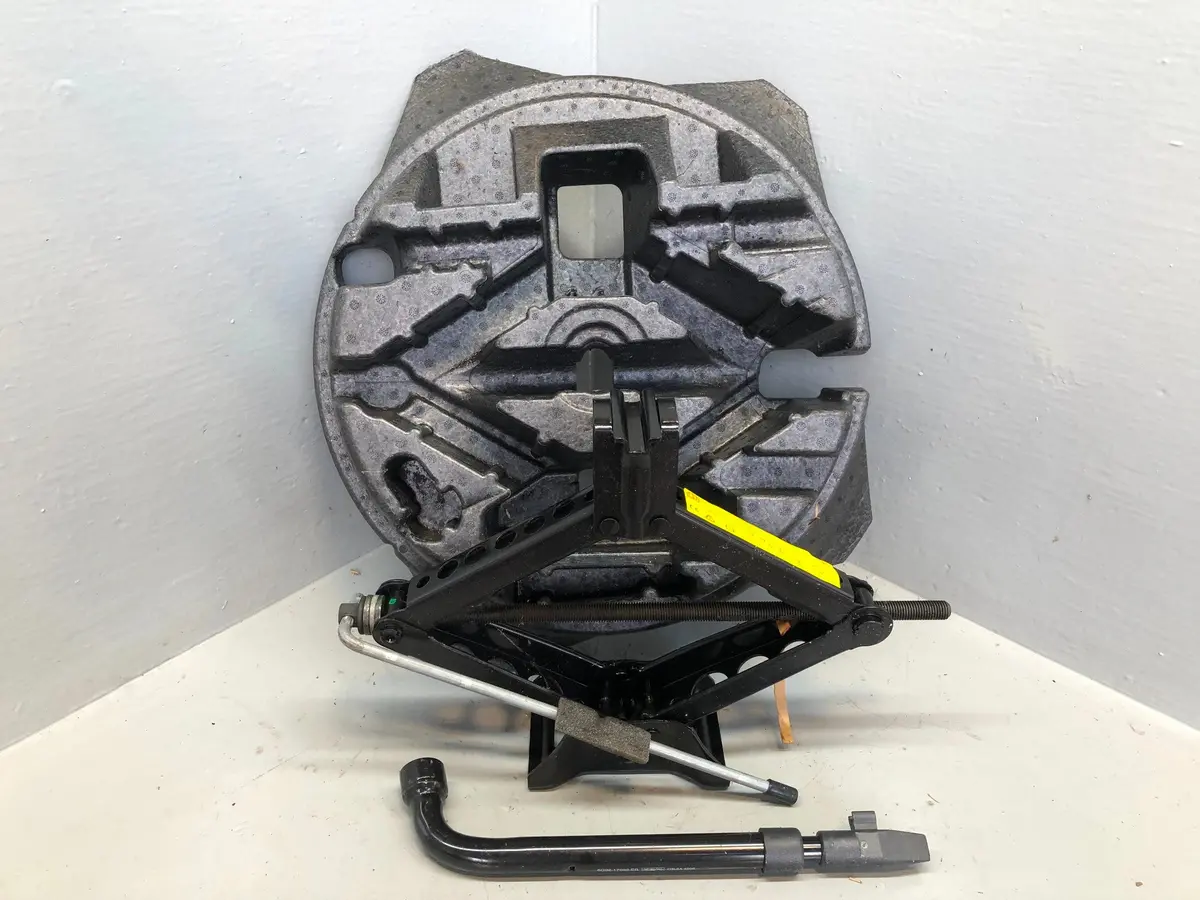 Freelander 2 Scissor Jack With Handle In Housing Brace Land Rover R21105 1