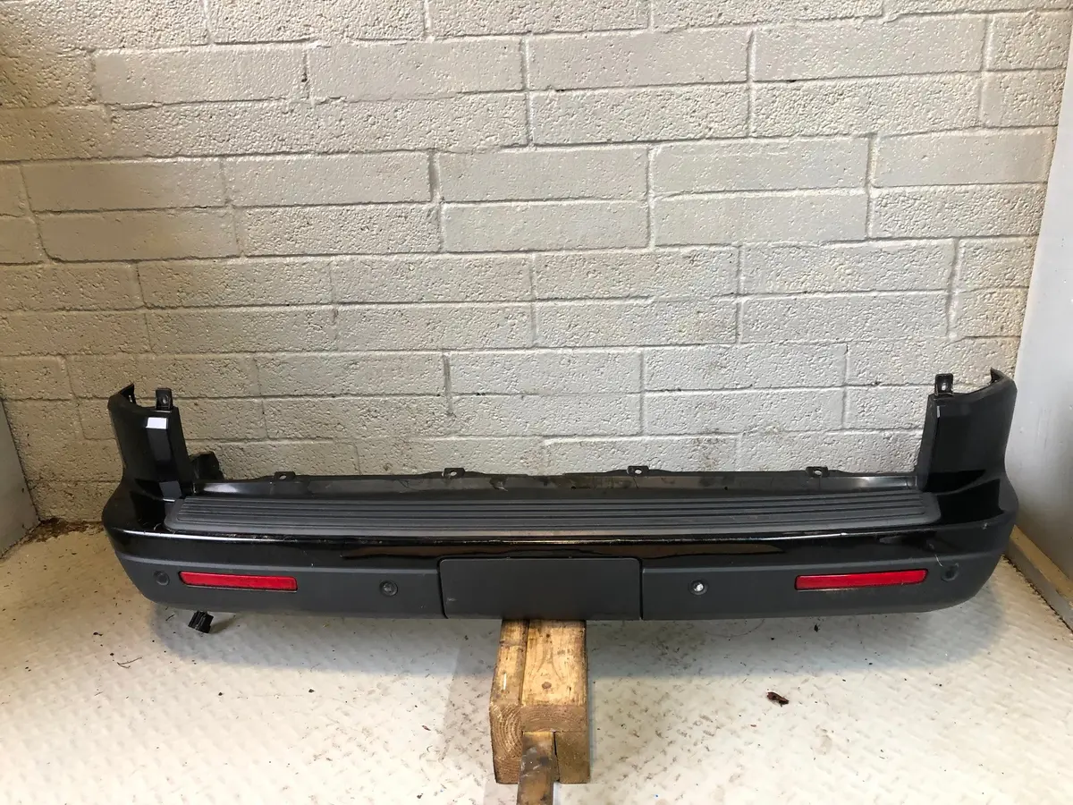 Discovery 4 Rear Bumper With Reflectors Santorini Black Land Rover K12016 1