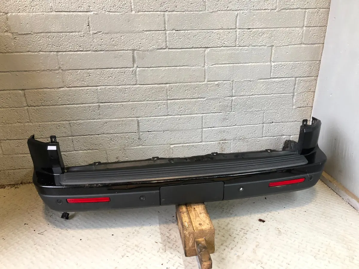 Discovery 4 Rear Bumper With Reflectors Santorini Black Land Rover K12016 2