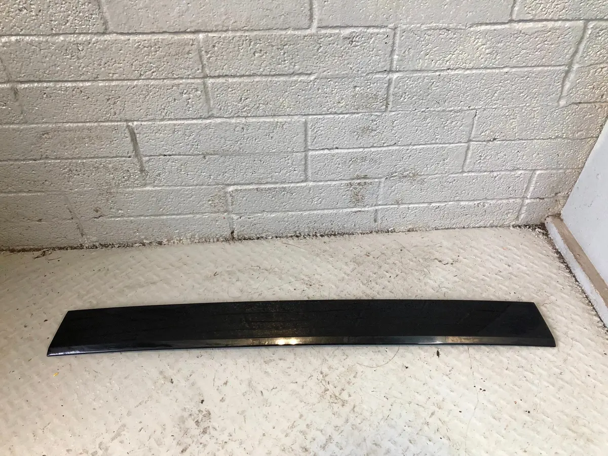 Discovery 4 Tailgate Trim External Lower Santorini Black Land Rover 2009 To 2014 1