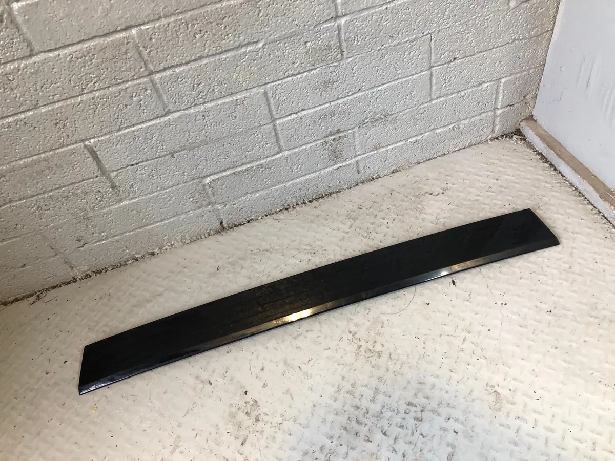 Discovery 4 Tailgate Trim External Lower Santorini Black Land Rover 2009 To 2014 2
