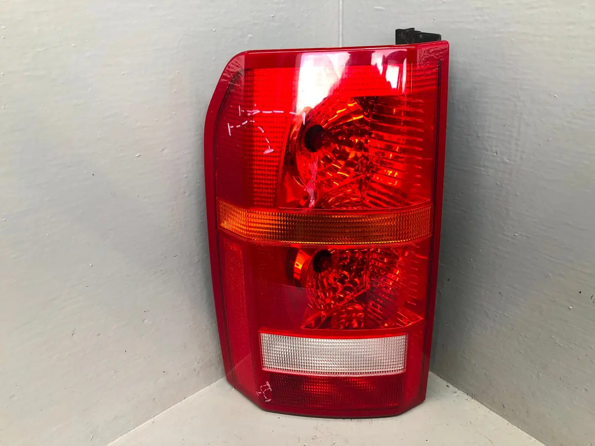 Discovery 3 Tail Light Cluster Near Side Rear Xfb000573 2004 To 2009 K21105 1