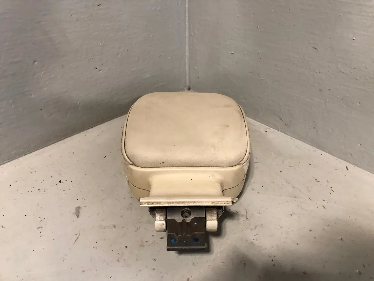 Discovery 2 3Rd Row Dickie Seat Drop Down Headrest Land Rover L06085 2